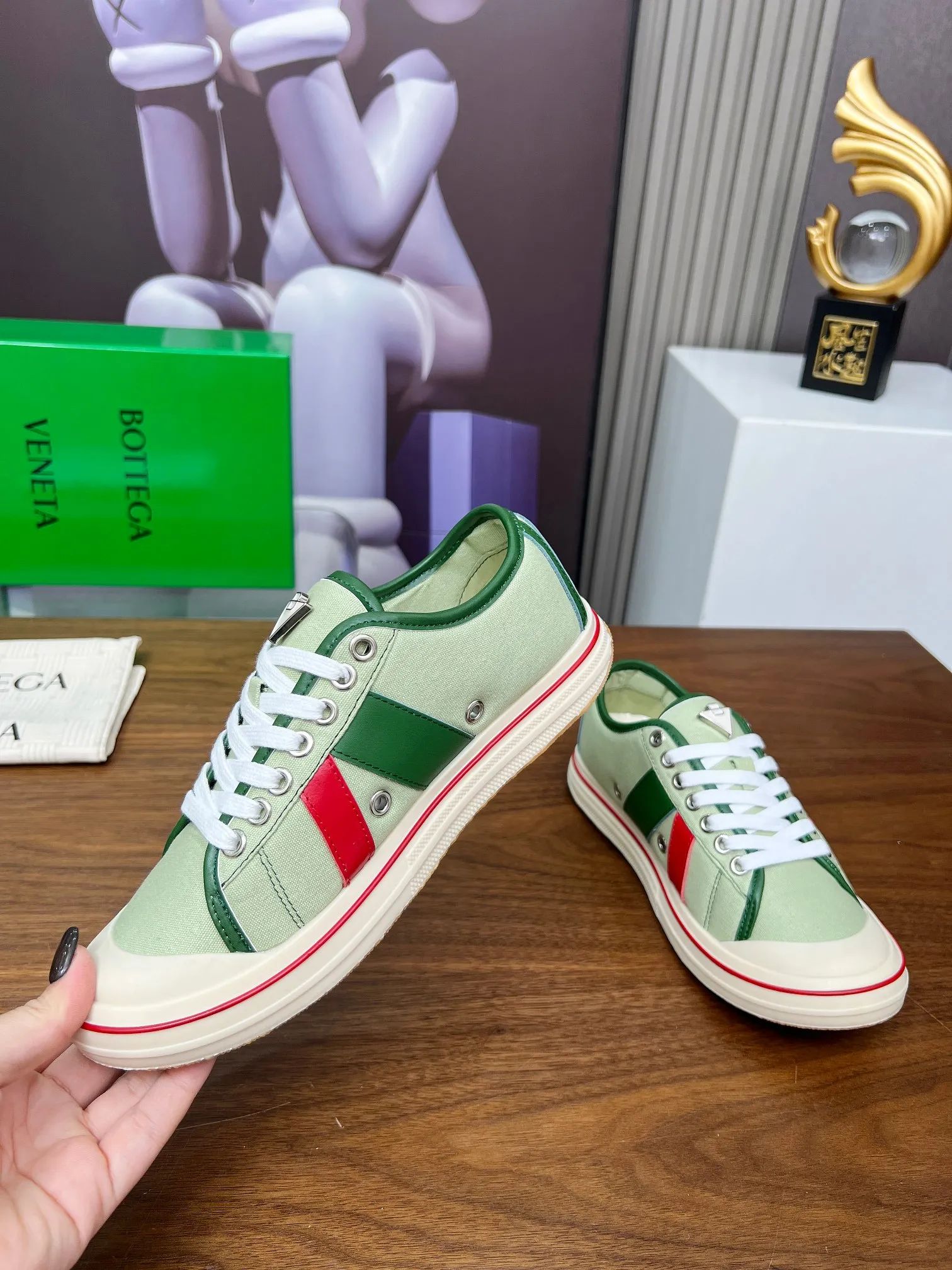 Men's men's shoes 💰500💰 Bottega Veneta BV's latest Eliot series retro basketball shoes casual sports canvas shoes will become gods once it is launched‼ ️ Inspired by retro basketball sneakers, the color combination highlights youthful vitality and perfectly interprets the theme of youth and childlike innocence. The details are also very particular. The summer canvas brings excellent durability and comfort. Designs such as calfskin trim, rubber toe caps and hand-painted retro red lines are full of retro feel. The round toe and convex sole add a modern feel and are suitable for various styles. Easily create a fashionable atmosphere. The upper foot is the focus...can be worn as a couple's shoes...The red lines on each shoe edge are hand-painted, which adds more taste and attitude! ✦Fabric: Original customized high-density canvas + cowhide ✦Inner: original customized breathable canvas ✦Insole: movable latex cowhide insole ✦Sole: original molded non-slip and wear-resistant TPU material ✦Sole thickness: 3cm, low-profile, single shoe ✦Number of sizes: female size 35--40, female 40 is customized and non-returnable❕ ✦Number: male size 39--45, male 45 is customized and non-returnable❗️